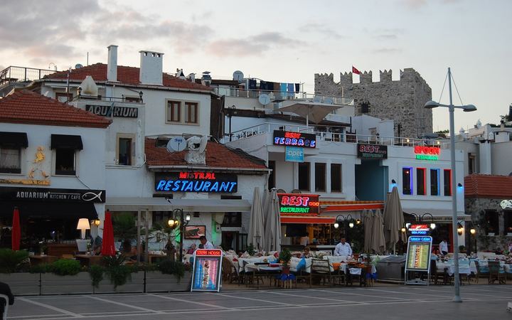 Barstraat en uitgaan in Marmaris: nachtleven van feest tot rustig
