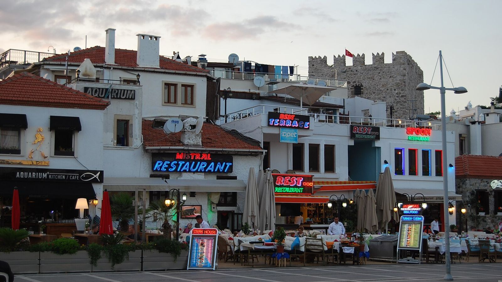 Barstraat en uitgaan in Marmaris: nachtleven van feest tot rustig